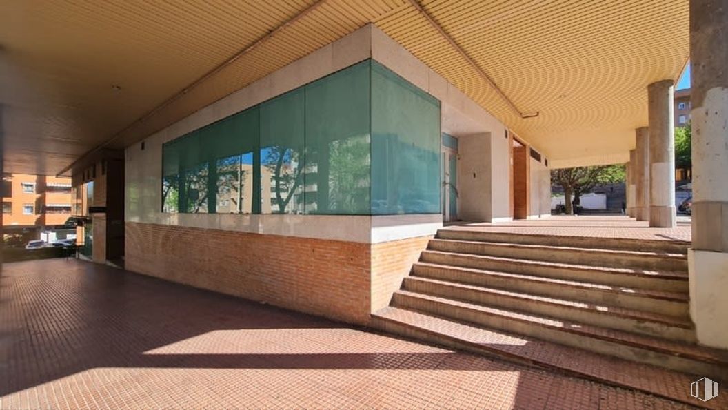 Local en venta en Plaza Bailén, Guadalajara, 19004 con ventana, material compuesto, sombra, techo, iluminación natural, tinte para madera y azulejo alrededor