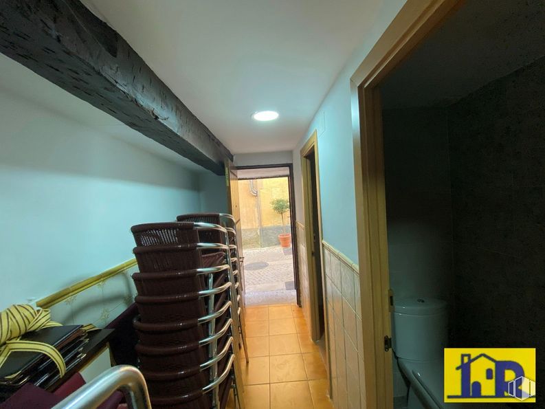 Retail for sale & for rent at Casco Antiguo, Cuenca, 16001 with building, fixture, gas, house, tints and shades, wood, chair, ceiling, flooring and door around