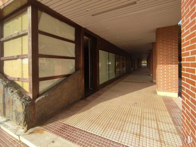 Retail for rent at Barrio Santa María de Benquerencia, Toledo, 45007 with window blind, property, brick, shade, wood, brickwork, interior design, fixture, floor and flooring around