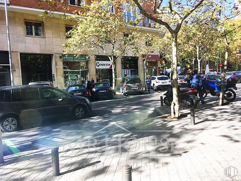 Local en venta en Avenida General Perón, Tetuán, Madrid, 28020 con coche, neumático, persona, rueda, ventana, edificio, vehículo, planta, superficie de la carretera y árbol alrededor