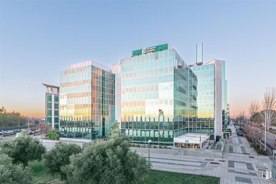 Oficina en alquiler en Avenida Partenón, 16-18, Barajas, Madrid, 28042 con edificio, cielo, planta, ventana, árbol, bloque de pisos, diseño urbano, casa, condominio y barrio alrededor