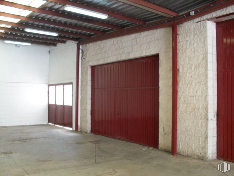 Industrial for sale & for rent at Polígono Industrial Sur, Colmenar Viejo, Madrid, 28770 with door, light fixture, lighting, property, wood, fixture, building, shade, floor and flooring around