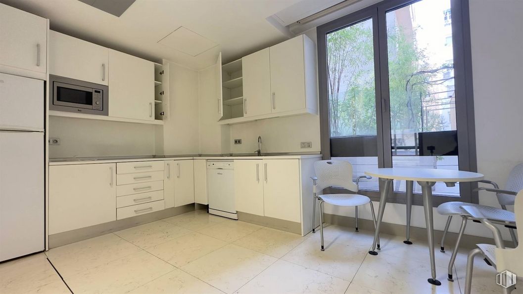 Oficina en alquiler en Calle Antonio Acuña, Salamanca, Madrid, 28009 con silla, horno microondas, mesa de cocina y comedor, horno, ebanistería, mesa, refrigerador, aparato de cocina, mueble y encimera alrededor