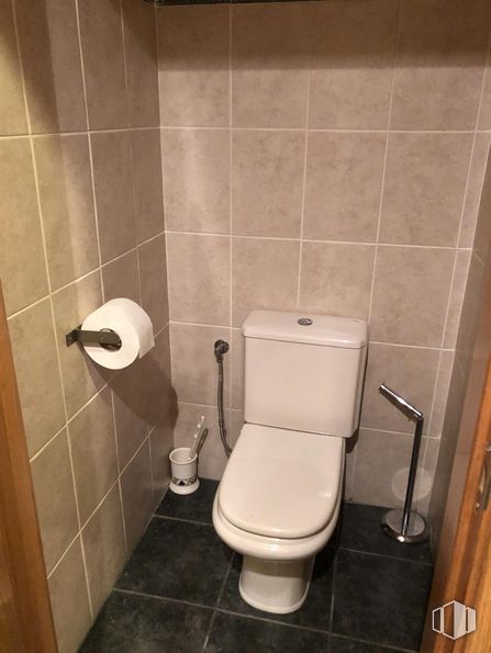 Industrial for sale at San Crispín - La Estación Consorcio, Colmenar Viejo, Madrid, 28770 with toilet, toilet paper, paper towel, toilet seat, bathroom, plumbing fixture, flooring, floor, plumbing and tile around