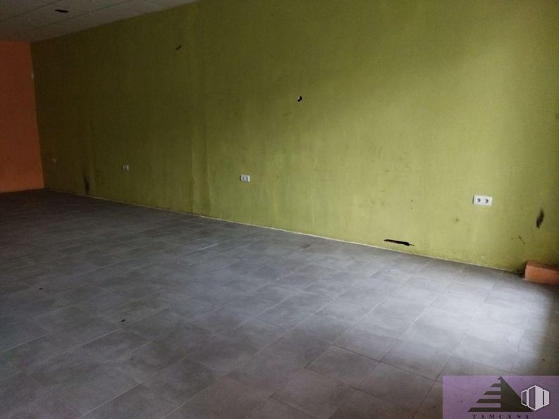 Retail for sale at Zona centro, Noblejas, Toledo, 45350 with wood, floor, flooring, wall, hall, hardwood, rectangle, paint, tints and shades and house around