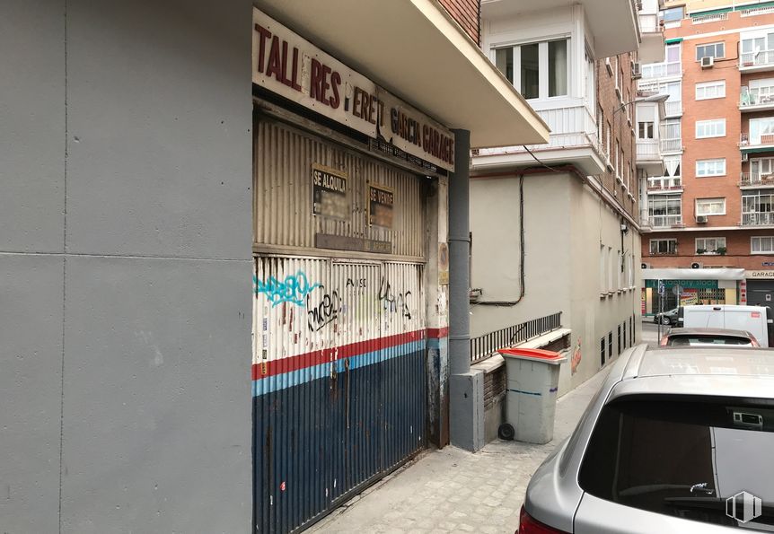 Local en venta en Calle Sambara, 4, Ciudad Lineal, Madrid, 28027 con coche, edificio, ventana, vehículo terrestre, vehículo, iluminación automotriz, vehículo de motor, luz trasera y de freno automotriz, placa de matrícula del vehículo y fachada alrededor