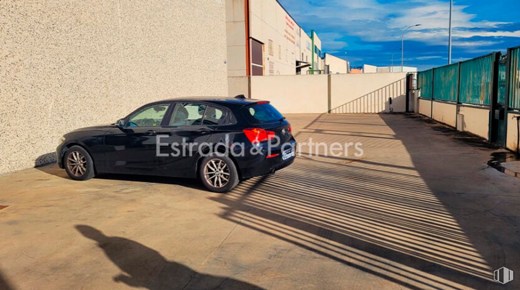 Nave en alquiler en Polígono Industrial Monte Boyal, Casarrubios del Monte, Toledo, 45950 con coche, neumático, rueda, vehículo, iluminación del automóvil, neumático de automoción, diseño automovilístico, ventana, cielo y llanta de aleación alrededor