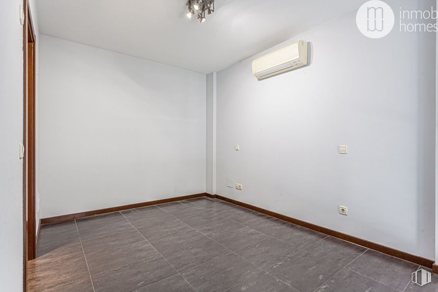 Oficina en venta en Avenida Constitución, Coslada, Madrid, 28820 con lámpara, alumbrado, edificio, accesorio, interiorismo, madera, suelos, suelo, techo y hall alrededor