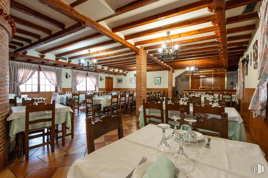 Retail for rent at Plaza San Isidro, 5, Torremocha de Jarama, Madrid, 28189 with lighting, chandelier, chair, table top, tableware, kitchen & dining room table, light fixture, furniture, table and property around