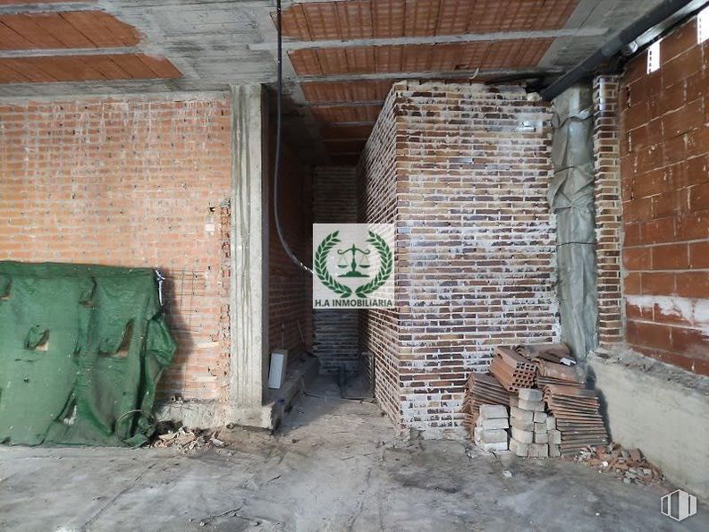 Retail for sale at Zona centro, Pedrezuela, Madrid, 28723 with brown, building, door, brickwork, brick, wood, building material, house, rural area and gas around