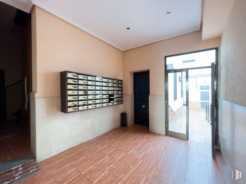 Local en venta en Avenida Ciudad de Barcelona, 178, Retiro, Madrid, 28007 con ebanistería, accesorio, madera, pasillo, suelo, piso, sombra, bienes raíces, madera y techo alrededor