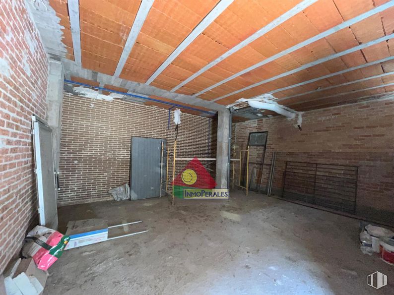 Retail for rent at Calle Getafe, 17, Parla, Madrid, 28980 with door, wood, floor, flooring, brickwork, beam, brick, real estate, hall and roof around