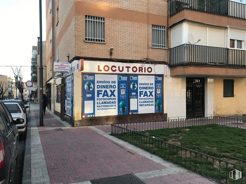 Local en alquiler en Calle Jericó, Parla, Madrid, 28980 con coche, ventana, edificio, planta, matrícula del vehículo, superficie de la carretera, asfalto, cielo, barrio y vehículo alrededor