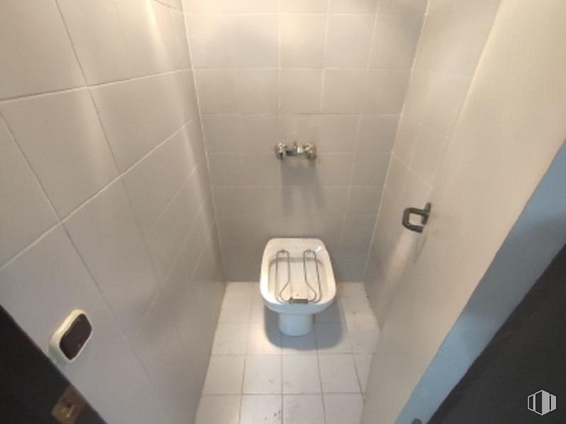 Retail for sale at Plaza Constitución, 5, Getafe, Madrid, 28901 with toilet, bathroom, plumbing fixture, plumbing, composite material, fixture, flooring, gas, bathroom accessory and restroom around