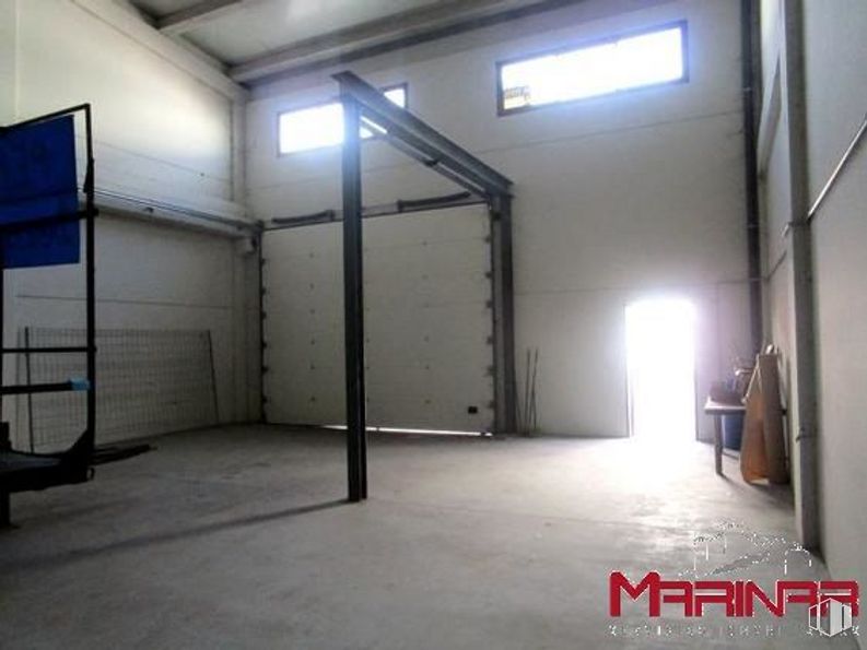 Industrial for sale at Zona industrial Seseña, Seseña, Toledo, 45223 with window, floor, fixture, flooring, hall, door, ceiling, building, metal and concrete around