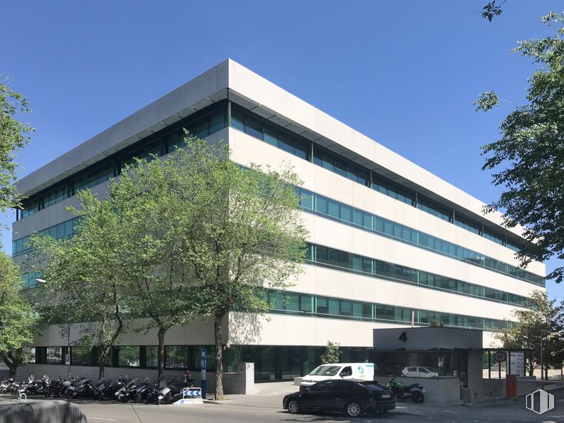 Office for sale at Avenida Institución Libre de Enseñanza, 37 C, San Blas - Canillejas, Madrid, 28037 with car, building, sky, wheel, tire, shade, tree, urban design, commercial building and neighbourhood around