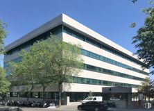 Office for rent at Calle Hermanos García Noblejas, 37 C, San Blas - Canillejas, Madrid, 28037 with car, building, sky, wheel, tire, shade, tree, urban design, commercial building and neighbourhood around