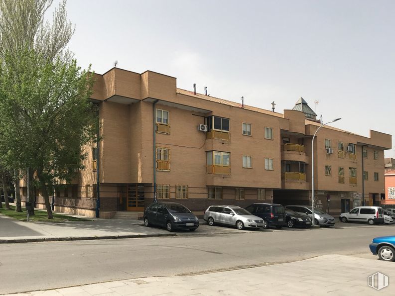 Local en venta en Calle Sur, 10, Pinto, Madrid, 28320 con coche, edificio, cielo, neumático, luz de estacionamiento automotriz, rueda, vehículo, ventana, diseño urbano y árbol alrededor