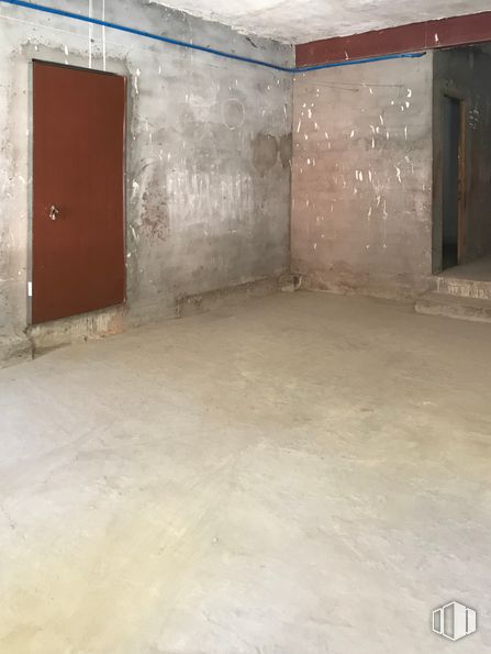 Retail for sale at Calle Arroyo, 13, Vallelado, Segovia, 40213 with door, floor, wood, composite material, flooring, fixture, building material, gas, tints and shades and house around