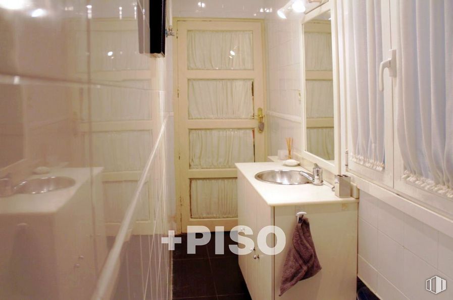 Oficina en alquiler en Zona Lista, Salamanca, Madrid, 28006 con puerta, mueble de baño, grifo, accesorios de fontanería, fregadero, propiedad, lavabo, ebanistería, edificio y cuarto de baño alrededor