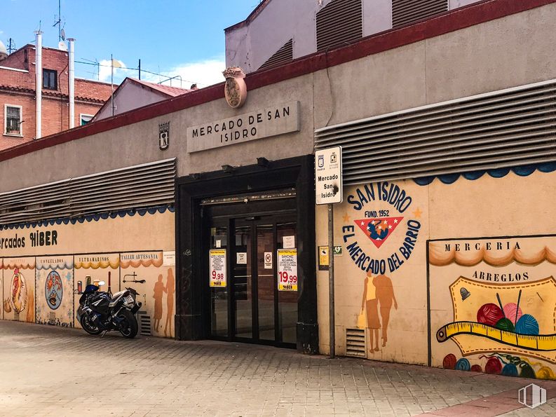 Retail for rent at Calle San Patricio, 1, Carabanchel, Madrid, 28019 with motorcycle, building, door, window, sky, font, neighbourhood, real estate, facade and tire around