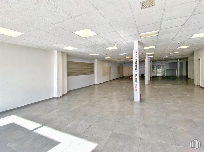 Retail for sale at Calle Manzaneque, Mora, Toledo, 45400 with building, fixture, floor, flooring, hall, ceiling, glass, door, city and aluminium around