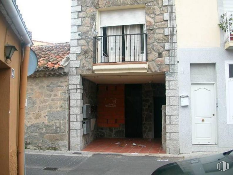 Retail for sale at Zona Centro, Moralzarzal, Madrid, 28411 with door, window, property, building, fixture, wood, road surface, brickwork, brick and residential area around