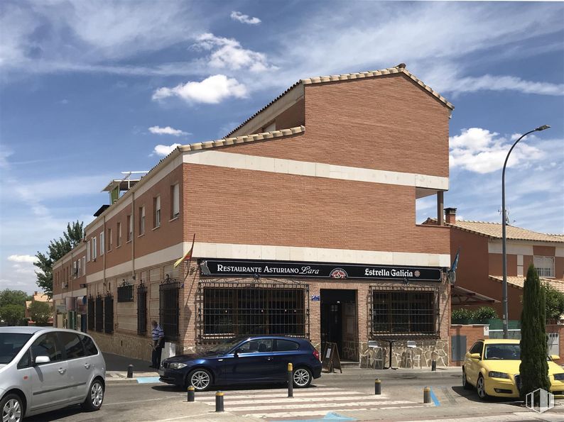 Retail for rent at  Calle Inmaculada, Casarrubuelos, Madrid, 28978 with car, building, wheel, tire, cloud, automotive parking light, land vehicle, sky, vehicle and plant around