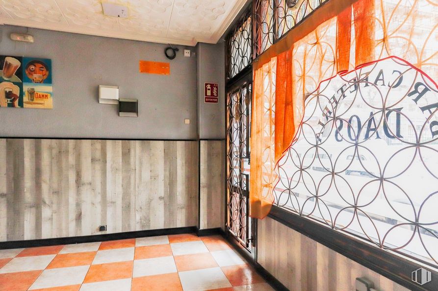 Local en venta en Calle Brújula, 6, Torrejón de Ardoz, Madrid, 28850 con naranja, interiorismo, edificio, pared, arte, suelos, madera, techo, hall y tintes y matices alrededor