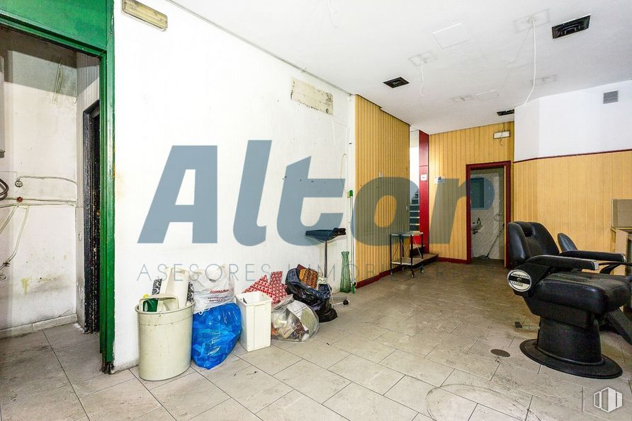 Local en venta en Calle Marqués Urquijo, Moncloa - Aravaca, Madrid, 28008 con silla, equipaje y bolsos, piso, accesorio, espacio público, suelo, edificio, bienes raíces, gas y asentamiento humano alrededor