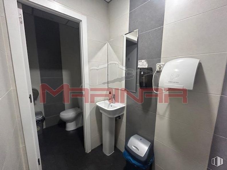 Retail for rent at Zona centro, Seseña, Toledo, 45223 with hand dryer, toilet, sink, tap, plumbing fixture, building, mirror, fixture, interior design and bathroom around