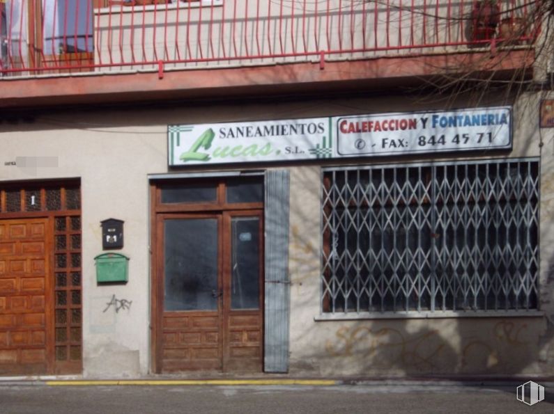 Retail for sale at Plaza Hospital, Miraflores de la Sierra, Madrid, 28792 with door, window, fixture, architecture, wood, brick, neighbourhood, brickwork, font and facade around