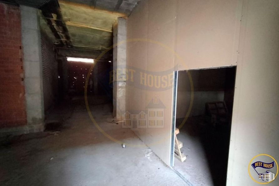 Retail for sale at Calle Lorenzo Goñi, Cuenca, 16004 with floor, fixture, gas, flooring, composite material, house, concrete, building material, darkness and ceiling around