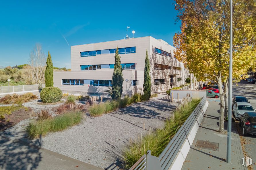 Oficina en alquiler en Calle Perú, Las Rozas de Madrid, Madrid, 28290 con edificio, coche, planta, cielo, ventana, árbol, diseño urbano, barrio, superficie de la carretera y zona residencial alrededor