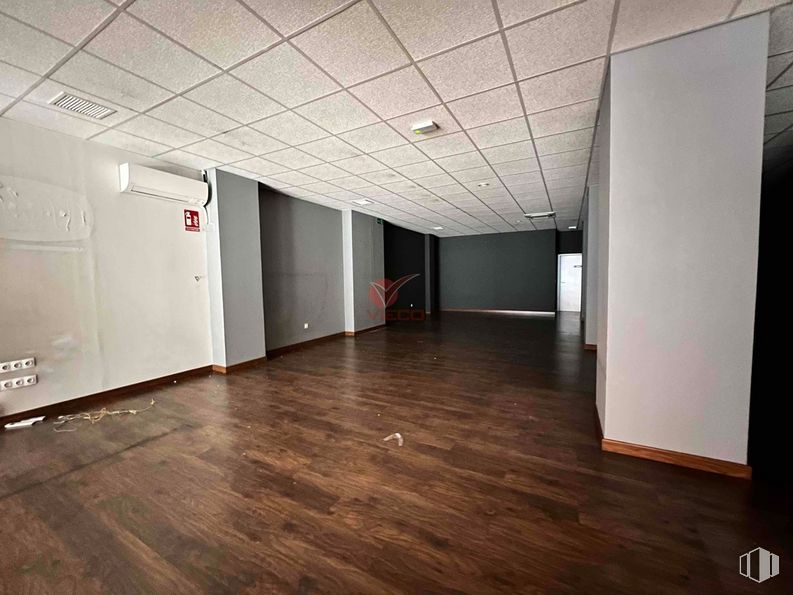 Retail for sale at Centro, Cuenca, 16004 with wood, hall, fixture, flooring, floor, hardwood, wood stain, ceiling, laminate flooring and space around