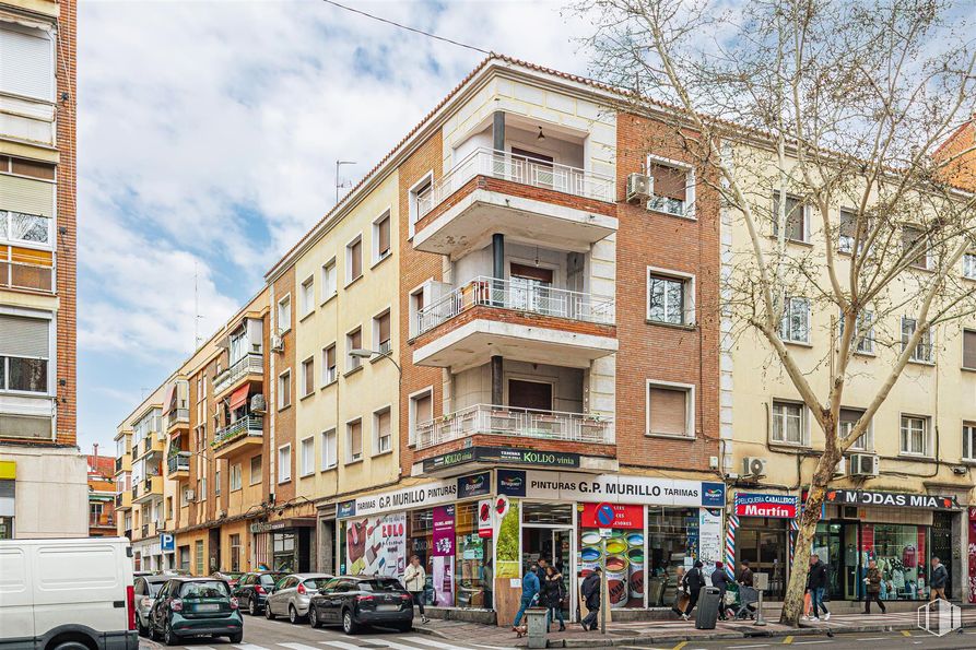 Retail for rent at Calle Alcalá, 426, San Blas - Canillejas, Madrid, 28037 with car, van, wheel, building, cloud, sky, tire, window, infrastructure and vehicle around