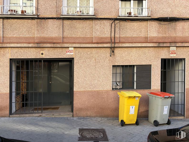 Retail for sale at Calle Prudencio Álvaro, 8, Ciudad Lineal, Madrid, 28027 with waste container, window, building, waste containment, infrastructure, road surface, door, fixture, wood and brick around