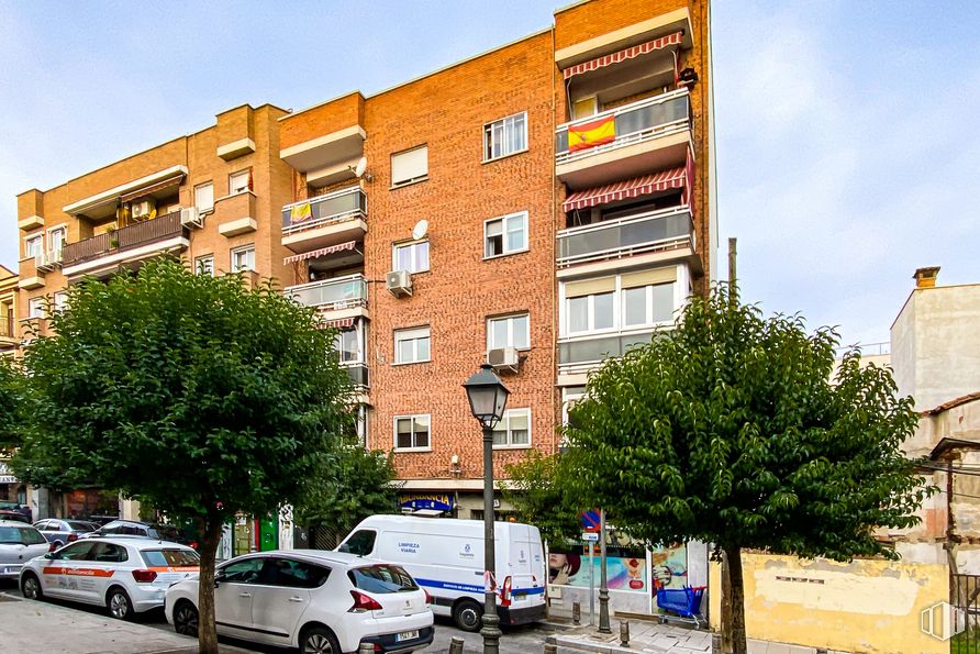 Retail for sale at Calle Fuente, 25, Leganés, Madrid, 28911 with car, van, building, tire, wheel, land vehicle, sky, vehicle, property and window around