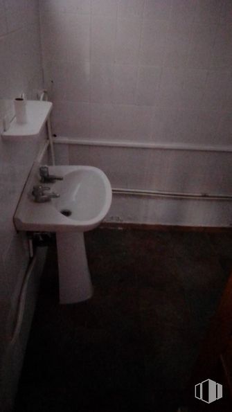 Retail for rent at Calle San José, Madridejos, Toledo, 45710 with sink, brown, tap, plumbing fixture, bathroom sink, bathroom, wood, fluid, grey and floor around