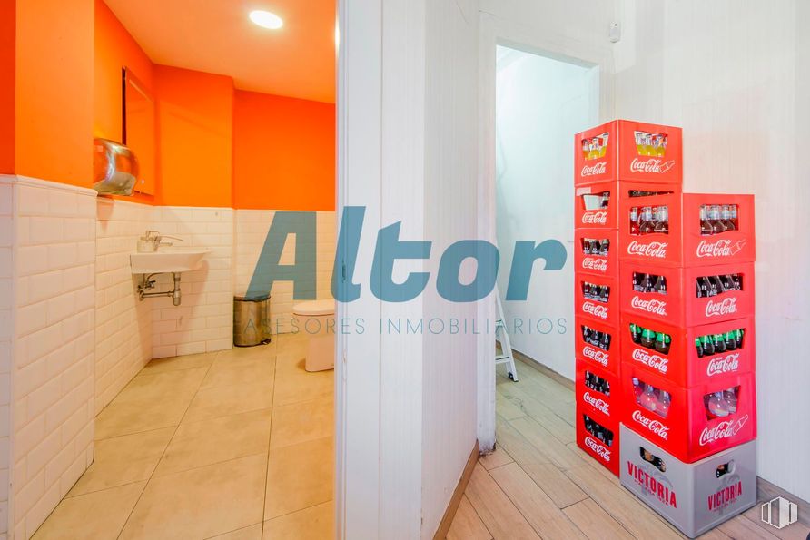 Retail for sale & for rent at Calle Barrilero, Retiro, Madrid, 28007 with flooring, floor, ceiling, paint and cleanliness around