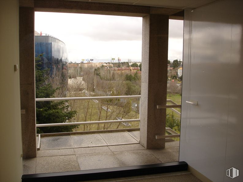 Office for rent at Edificio Bruselas, Avenida Europa, 4, Alcobendas, Madrid, 28108 with sky, daytime, property, plant, building, cloud, architecture, fixture, interior design and wood around