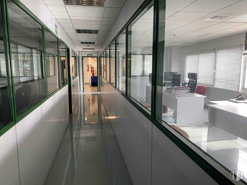 Industrial for sale at Zona industrial, Arganda del Rey, Madrid, 28500 with window, building, fixture, flooring, floor, glass, ceiling, public transport, transparent material and aluminium around