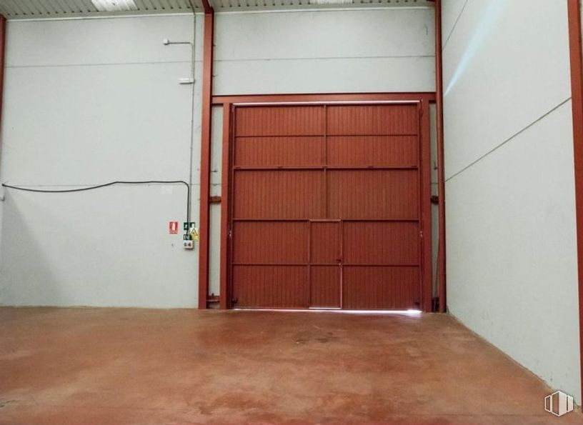 Industrial for sale at Zona industrial, Santa Cruz del Retamar, Toledo, 45513 with door, wood, fixture, flooring, floor, home door, wood stain, hardwood, rectangle and tints and shades around