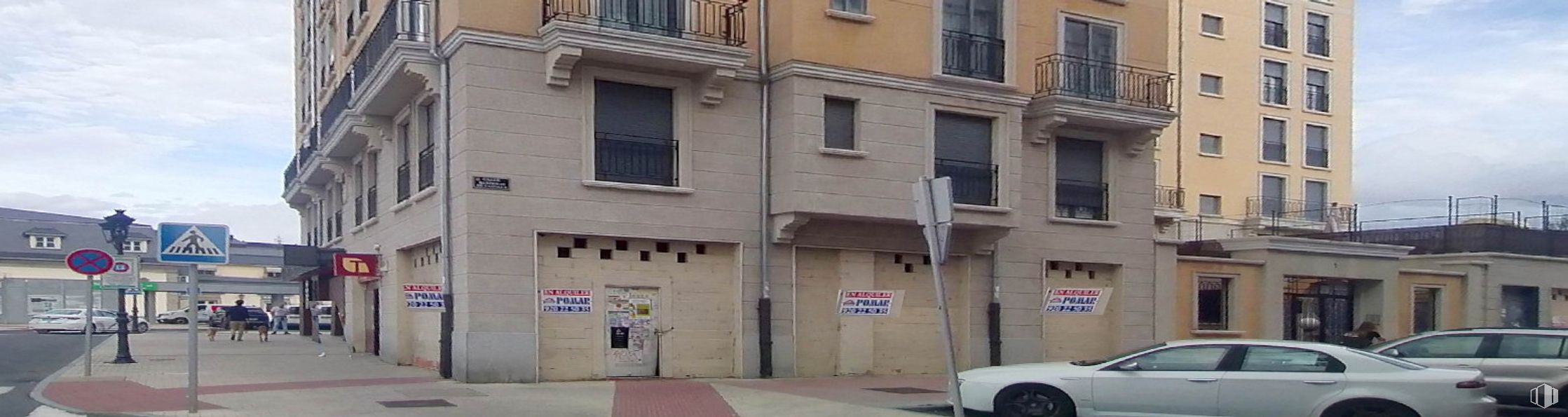 Retail for rent at Paseo Estación, Ávila, 05001 with car, tire, window, building, automotive parking light, wheel, neighbourhood, wall, vehicle and facade around