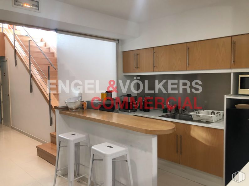 Oficina en venta en Calle Marqués de Lema, Chamberí, Madrid, 28003 con taburete, ebanistería, mueble, mesa, edificio, diseño automotriz, escritorio para computadora, madera, diseño de interiores y suelo alrededor