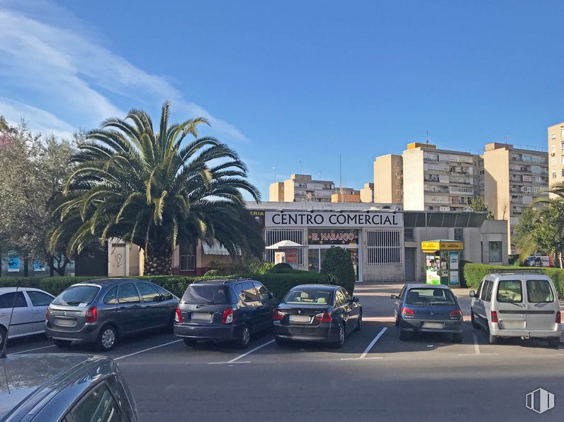 Local en alquiler y venta en Calle Galicia, 38, Fuenlabrada, Madrid, 28942 con coche, edificio, cielo, vehículo terrestre, rueda, vehículo, nube, neumático, árbol y placa de matrícula del vehículo alrededor