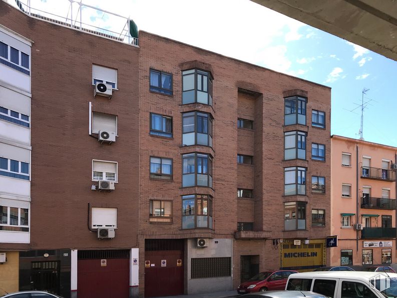 Local en alquiler y venta en Calle del Arroyo Bueno, 23, Villaverde, Madrid, 28021 con coche, luz de estacionamiento automotriz, vehículo terrestre, edificio, propiedad, ventana, cielo, nube, vehículo y infraestructura alrededor