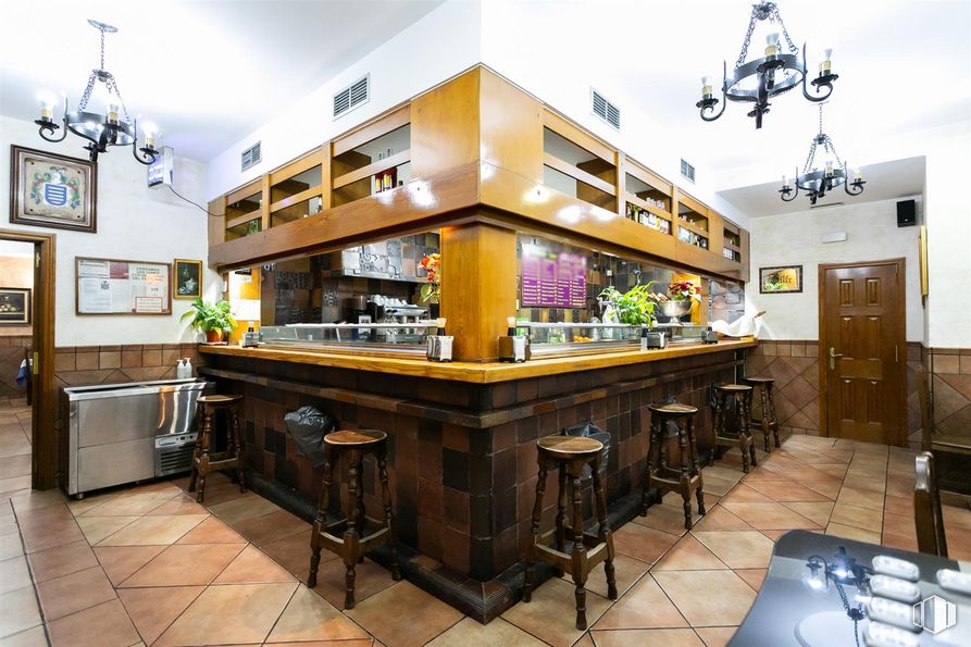 Local en alquiler y venta en Zona Arroyo de Fontarrón, Moratalaz, Madrid, 28030 con puerta, taburete, candelabro, alumbrado, lámpara, mueble, mesa, encimera, edificio y interiorismo alrededor