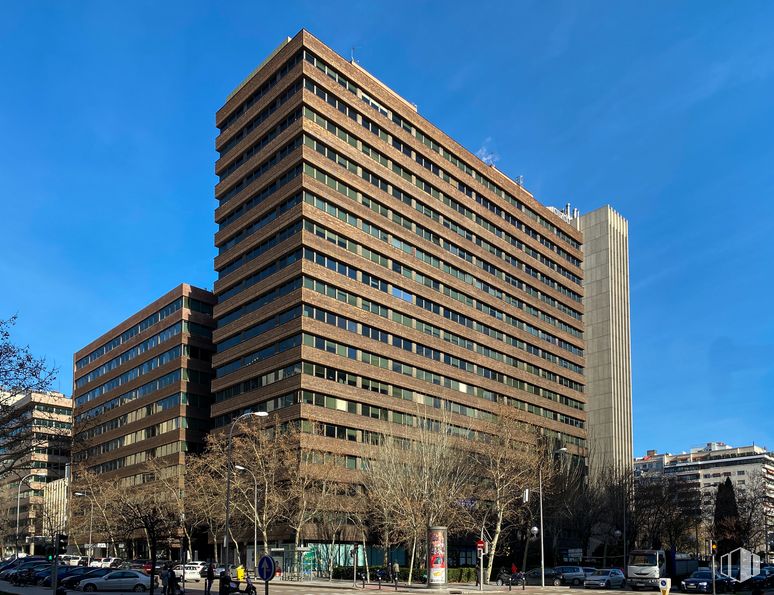 Oficina en alquiler en Edificio Cuzco III, Paseo Castellana, 135, Tetuán, Madrid, 28046 con edificio, cielo, tiempo de día, bloque de pisos, arquitectura, diseño urbano, condominio, vecindario, barrio residencial y edificio comercial alrededor