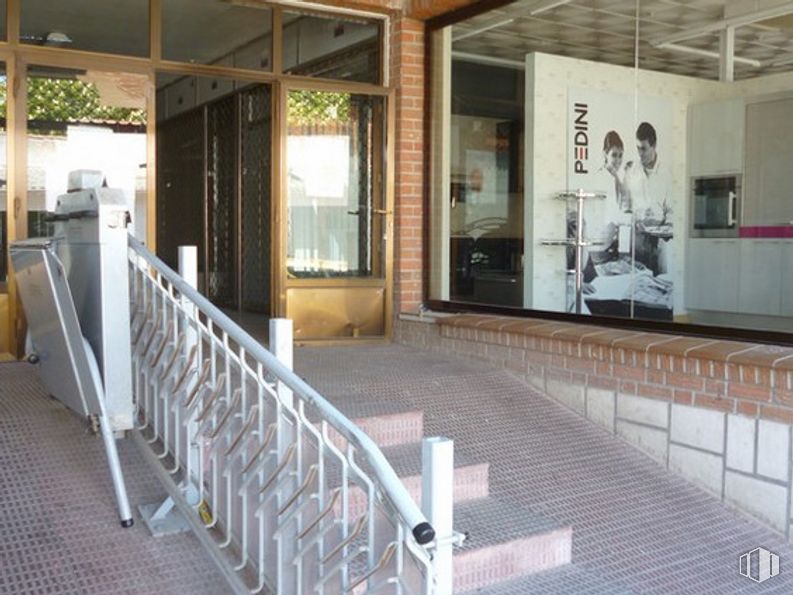 Retail for sale at Calle Maestro Vicente Rodríguez, Fuensalida, Toledo, 45510 with window, property, wood, interior design, floor, flooring, real estate, building, house and porch around